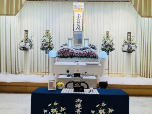 堺市立斎場 第一式場で行われた一日葬の葬儀事例として、式場の雰囲気や当日の流れが分かる写真です。