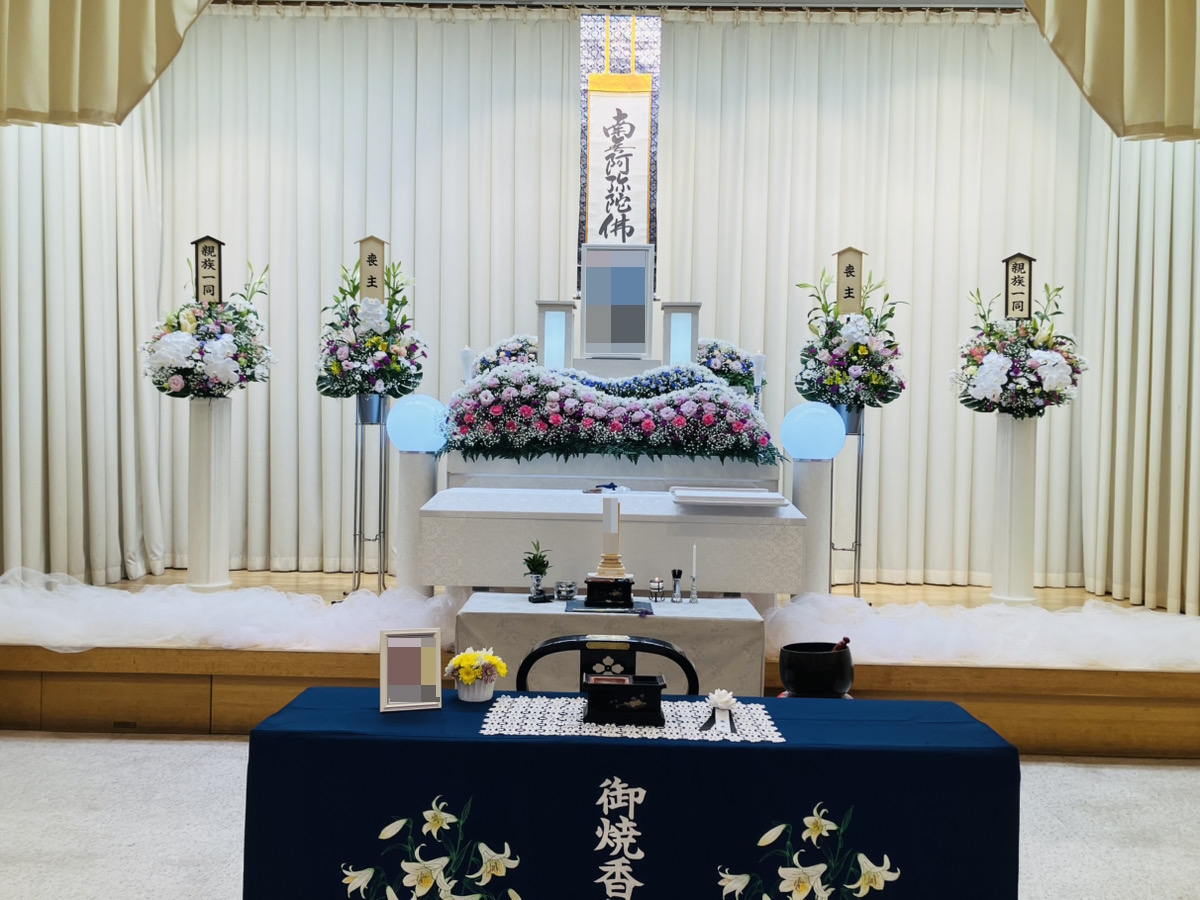 堺市立斎場 第一式場で行われた一日葬の葬儀事例として、式場の雰囲気や当日の流れが分かる写真です。