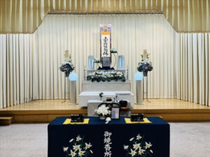 堺市立斎場 第一式場で行われた一日葬の葬儀事例として、式場の雰囲気や当日の流れが分かる写真です。