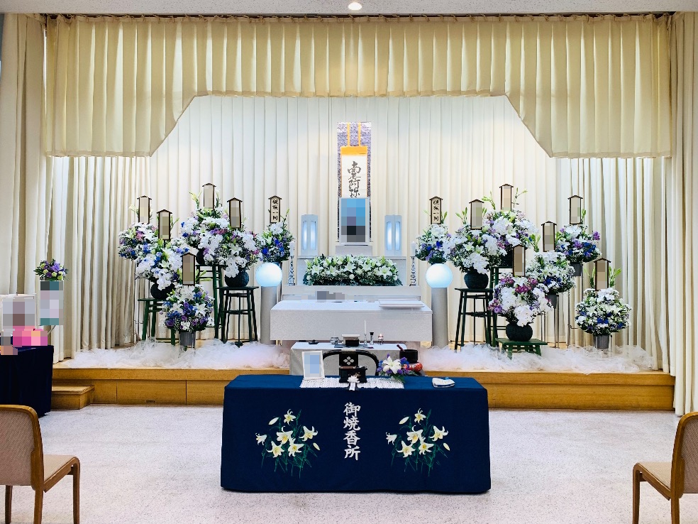 堺市立斎場 第一式場で行われた一日葬の葬儀事例として、式場の雰囲気や当日の流れが分かる写真です。