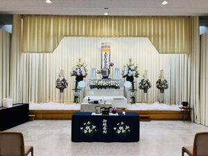 堺市立斎場 第二式場で行われた一日葬の葬儀事例として、式場の雰囲気や当日の流れが分かる写真です。