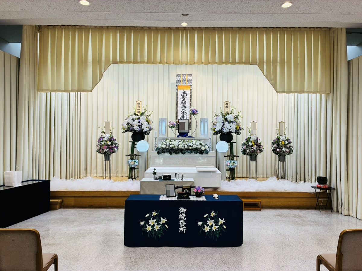 堺市立斎場 第二式場で行われた一日葬の葬儀事例として、式場の雰囲気や当日の流れが分かる写真です。