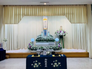 堺市立斎場 第一式場で行われた一日葬の葬儀事例として、式場の雰囲気や当日の流れが分かる写真です。