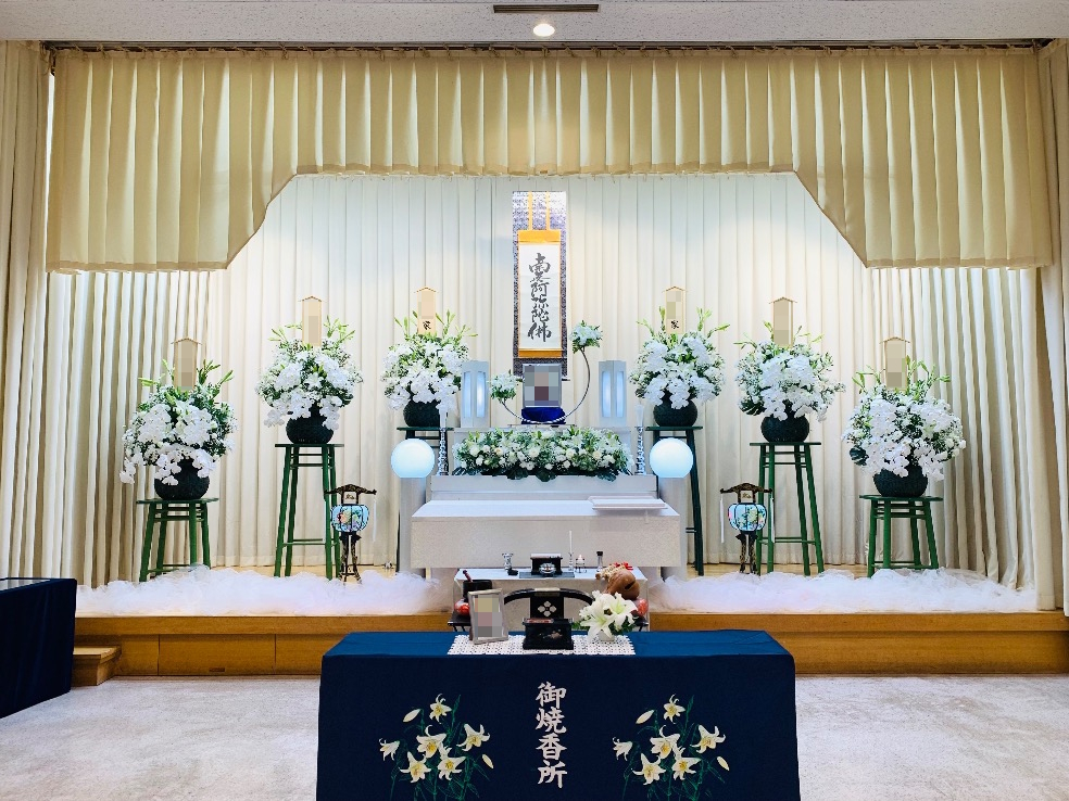 堺市立斎場 第二式場で行われた一日葬の葬儀事例として、式場の雰囲気や当日の流れが分かる写真です。