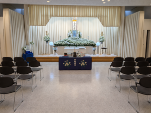 堺市立斎場 第一式場で行われた一日葬の葬儀事例として、式場の雰囲気や当日の流れが分かる写真です。