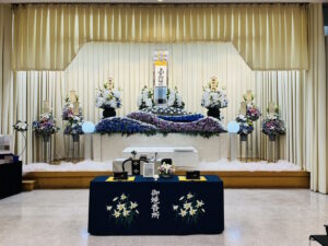 堺市立斎場 第一式場で行われた一日葬の葬儀事例として、式場の雰囲気や当日の流れが分かる写真です。