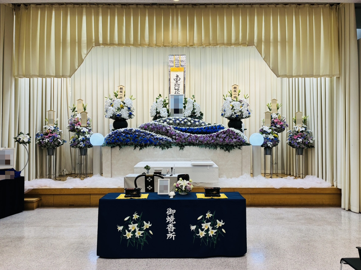 堺市立斎場 第一式場で行われた一日葬の葬儀事例として、式場の雰囲気や当日の流れが分かる写真です。