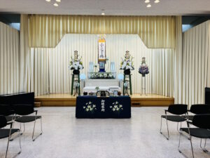 堺市立斎場 第一式場で行われた一日葬の葬儀事例として、式場の雰囲気や当日の流れが分かる写真です。