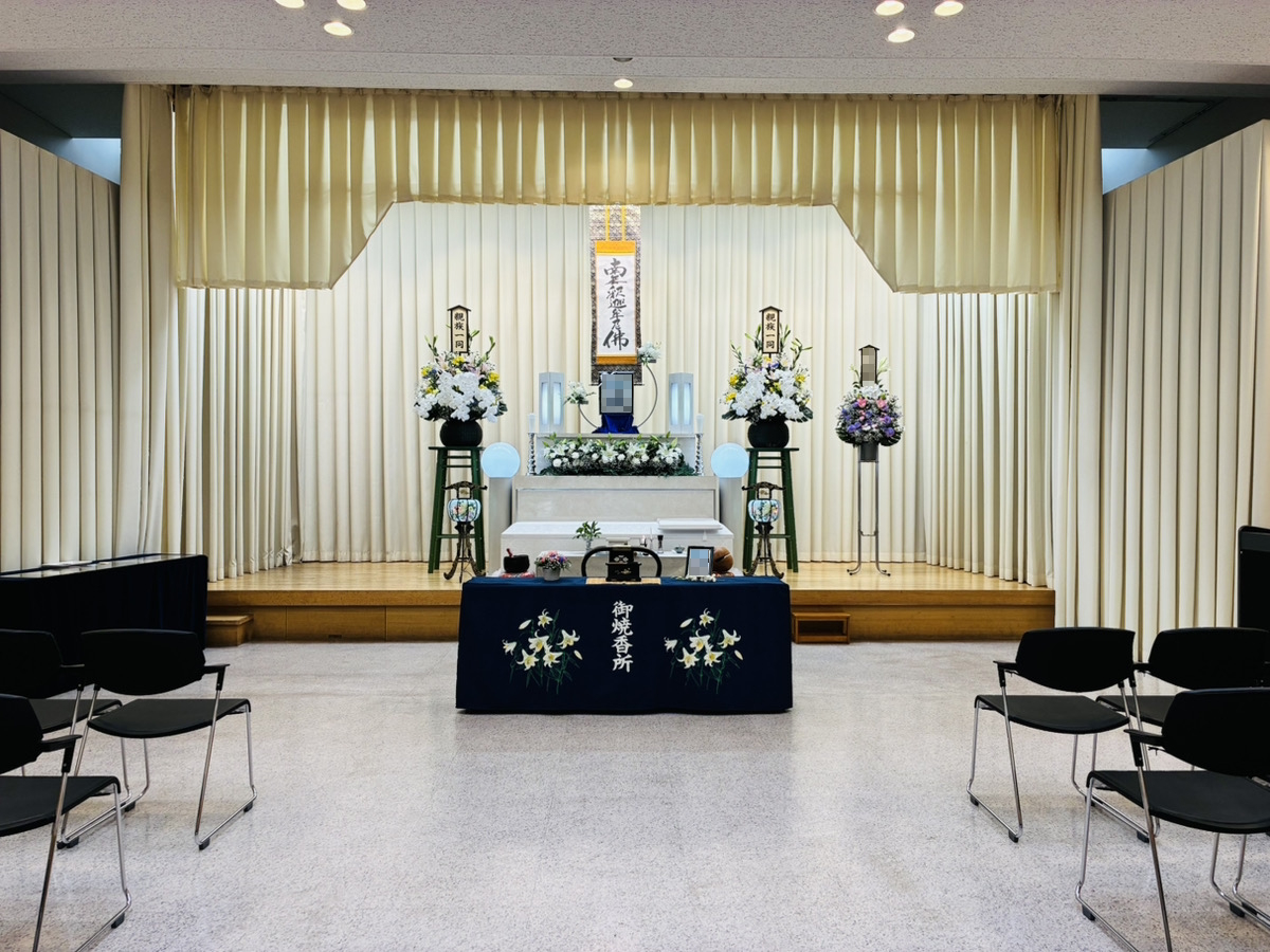 堺市立斎場 第一式場で行われた一日葬の葬儀事例として、式場の雰囲気や当日の流れが分かる写真です。