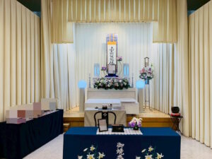 堺市立斎場 第三式場で行われた一日葬の葬儀事例として、式場の雰囲気や当日の流れが分かる写真です。