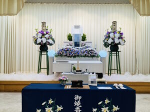 堺市立斎場 第二式場で行われた一日葬の葬儀事例として、式場の雰囲気や当日の流れが分かる写真です。