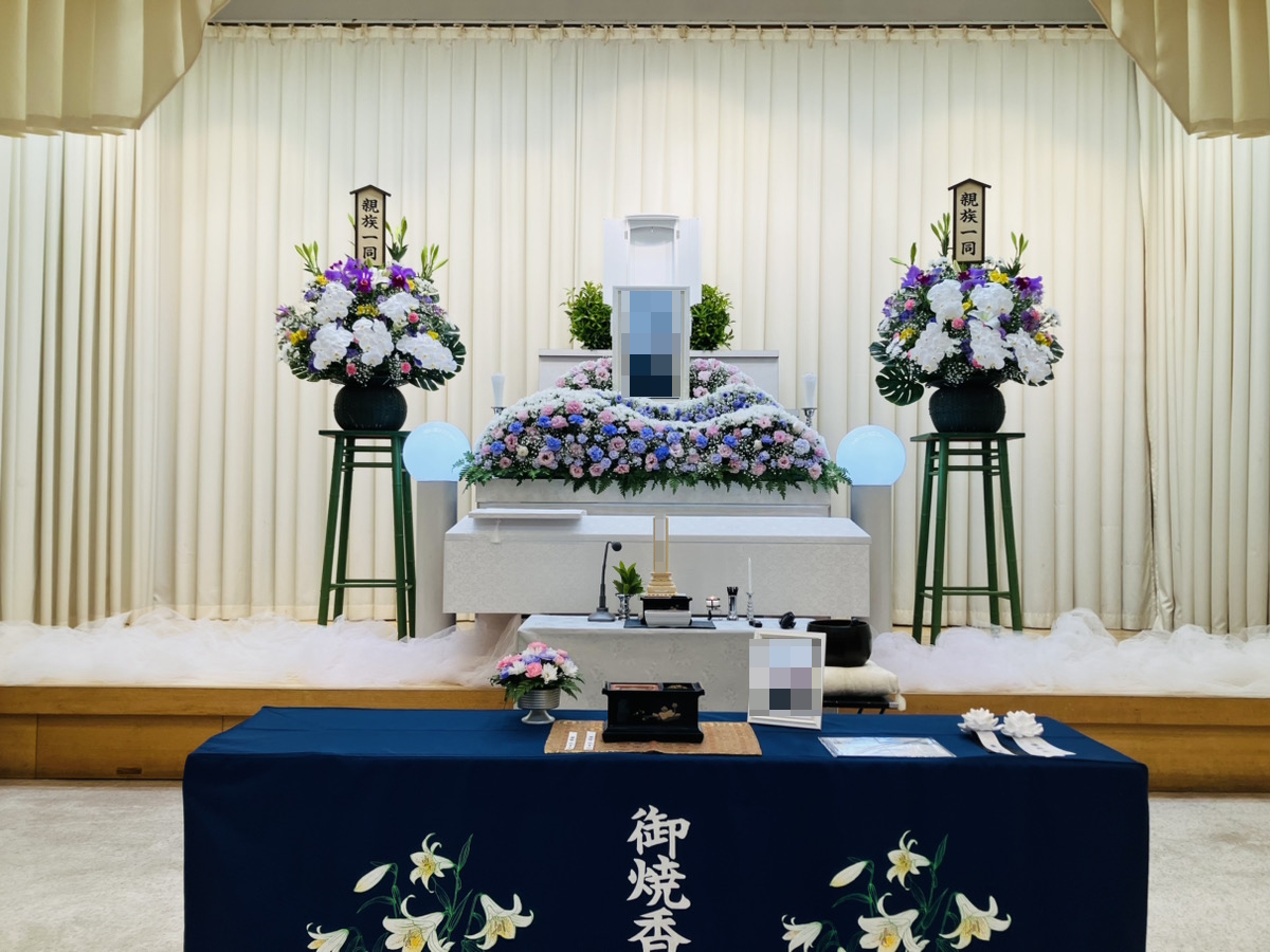 堺市立斎場 第二式場で行われた一日葬の葬儀事例として、式場の雰囲気や当日の流れが分かる写真です。