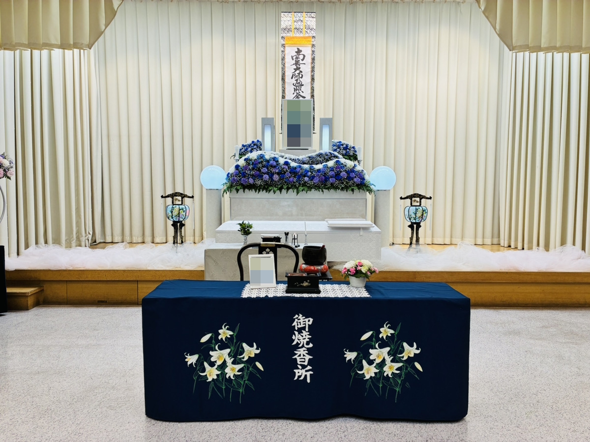 堺市立斎場 第一式場で行われた一日葬の葬儀事例として、式場の雰囲気や当日の流れが分かる写真です。
