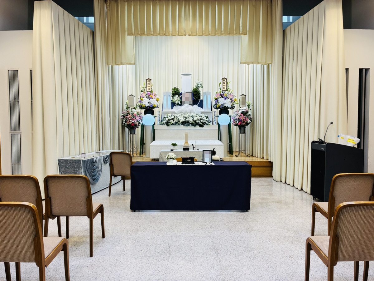 堺市立斎場 第三式場で行われた一日葬の葬儀事例として、式場の雰囲気や当日の流れが分かる写真です。