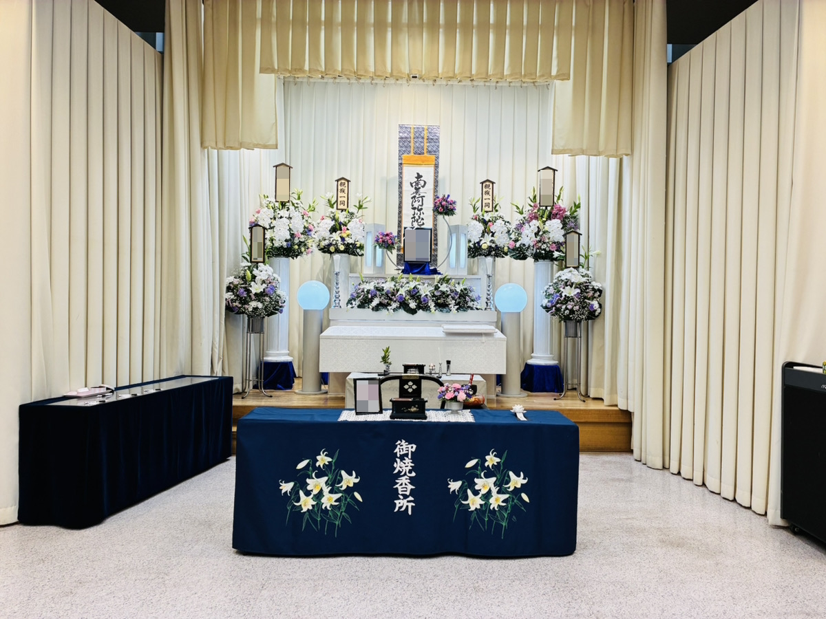 堺市立斎場 第三式場で行われた一日葬の葬儀事例として、式場の雰囲気や当日の流れが分かる写真です。