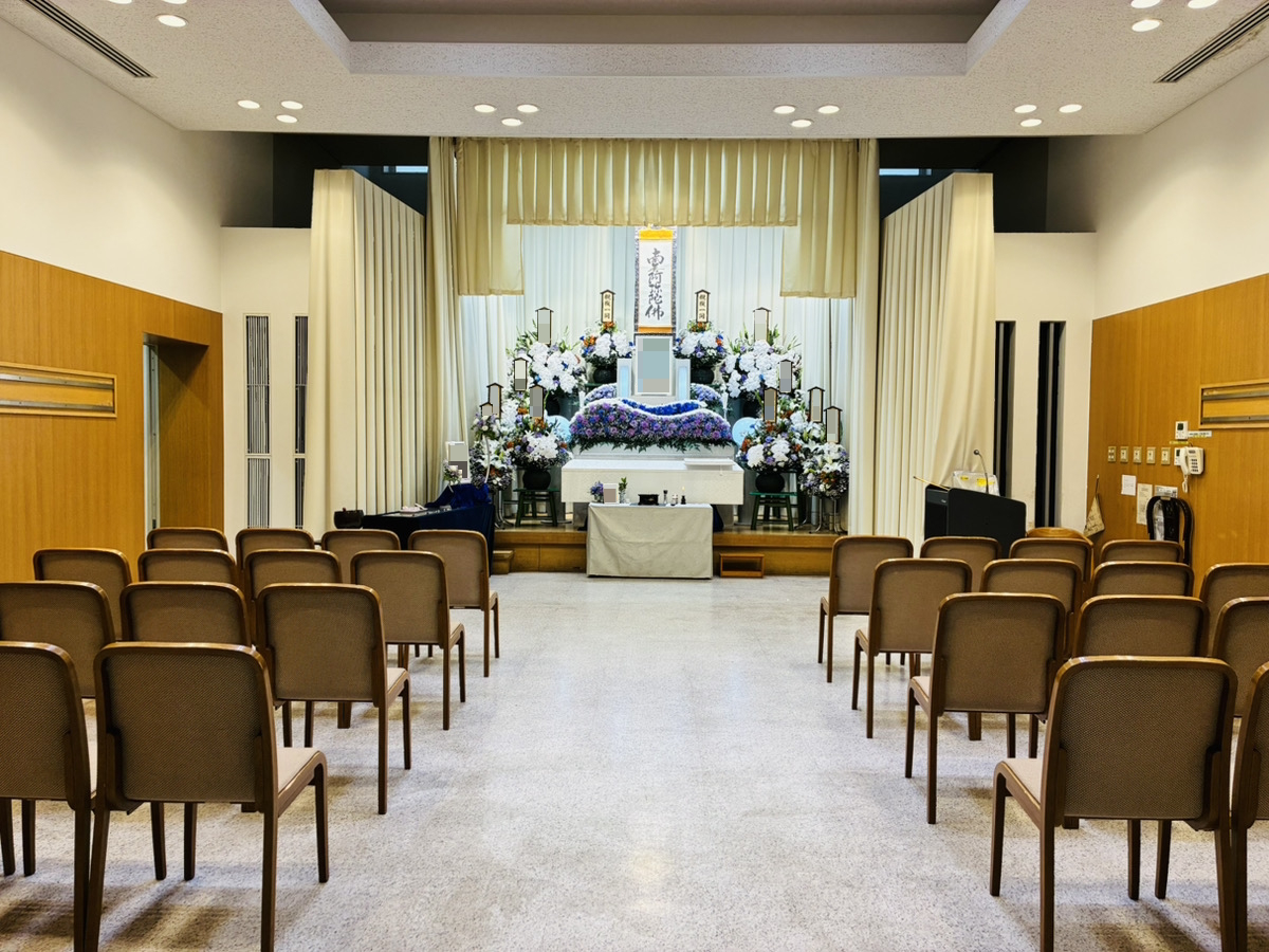堺市立斎場 第三式場で行われた一日葬の葬儀事例として、式場の雰囲気や当日の流れが分かる写真です。