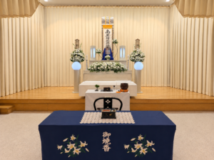 堺市立斎場 第一式場で行われた一日葬の葬儀事例として、式場の雰囲気や当日の流れが分かる写真です。