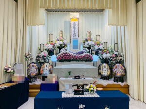 堺市立斎場 第三式場で行われた一日葬の葬儀事例として、式場の雰囲気や当日の流れが分かる写真です。