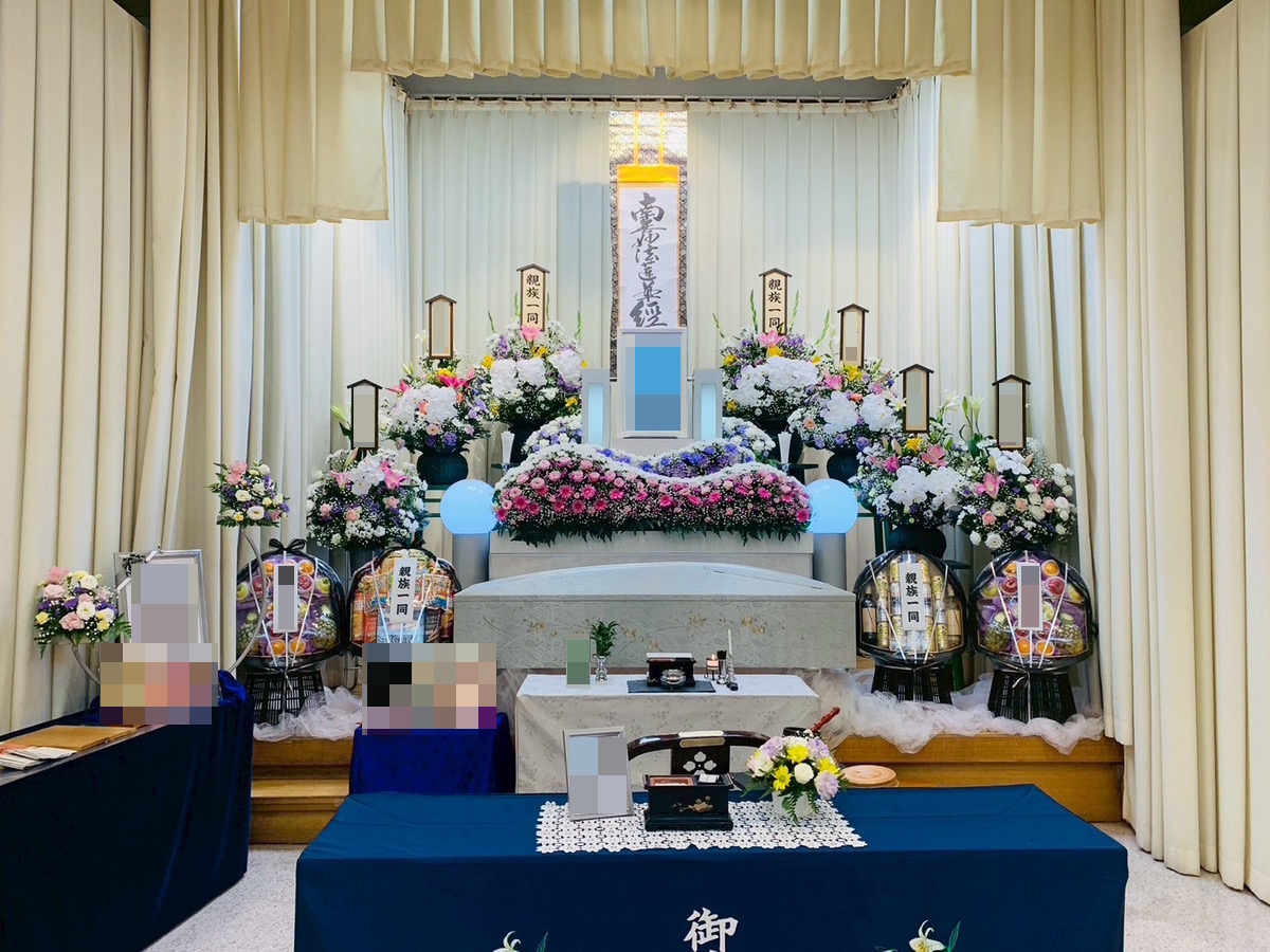 堺市立斎場 第三式場で行われた一日葬の葬儀事例として、式場の雰囲気や当日の流れが分かる写真です。